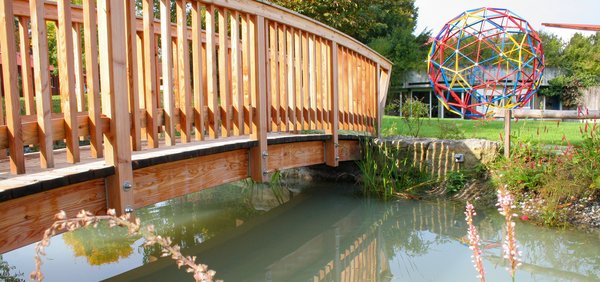 Lagoa com ponte de madeira